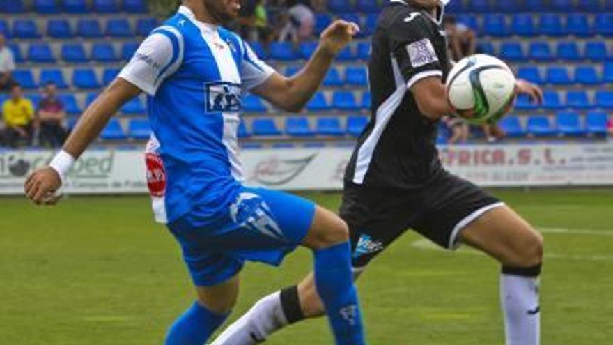 Rubén Ramos ante el Llosetense en El Collao.