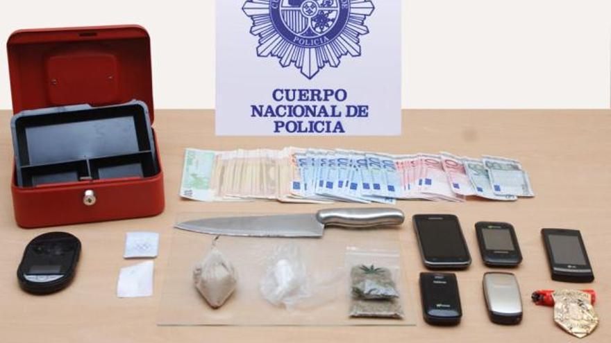 Dinero, droga y material decomisado por la Policía Nacional. | lp / dlp