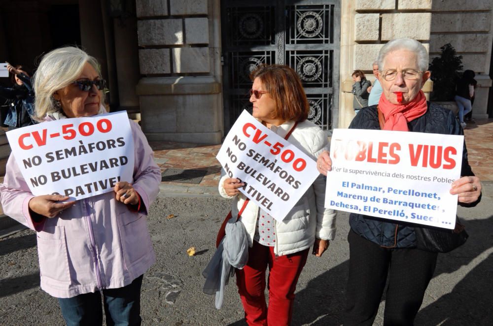 La protesta con tractores por las medidas de pacificación de la CV-500 llega a la ciudad