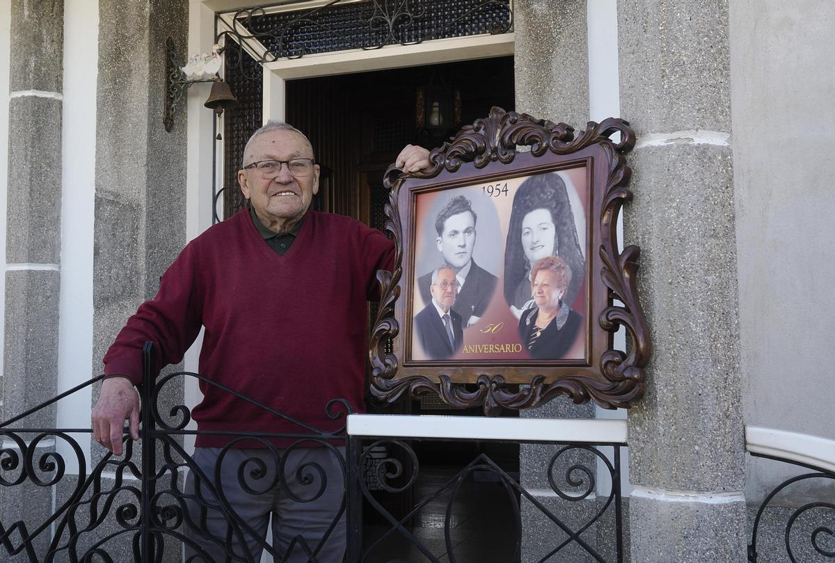 José María Marful sostiene un recuerdo en su casa natal en Lourenzá