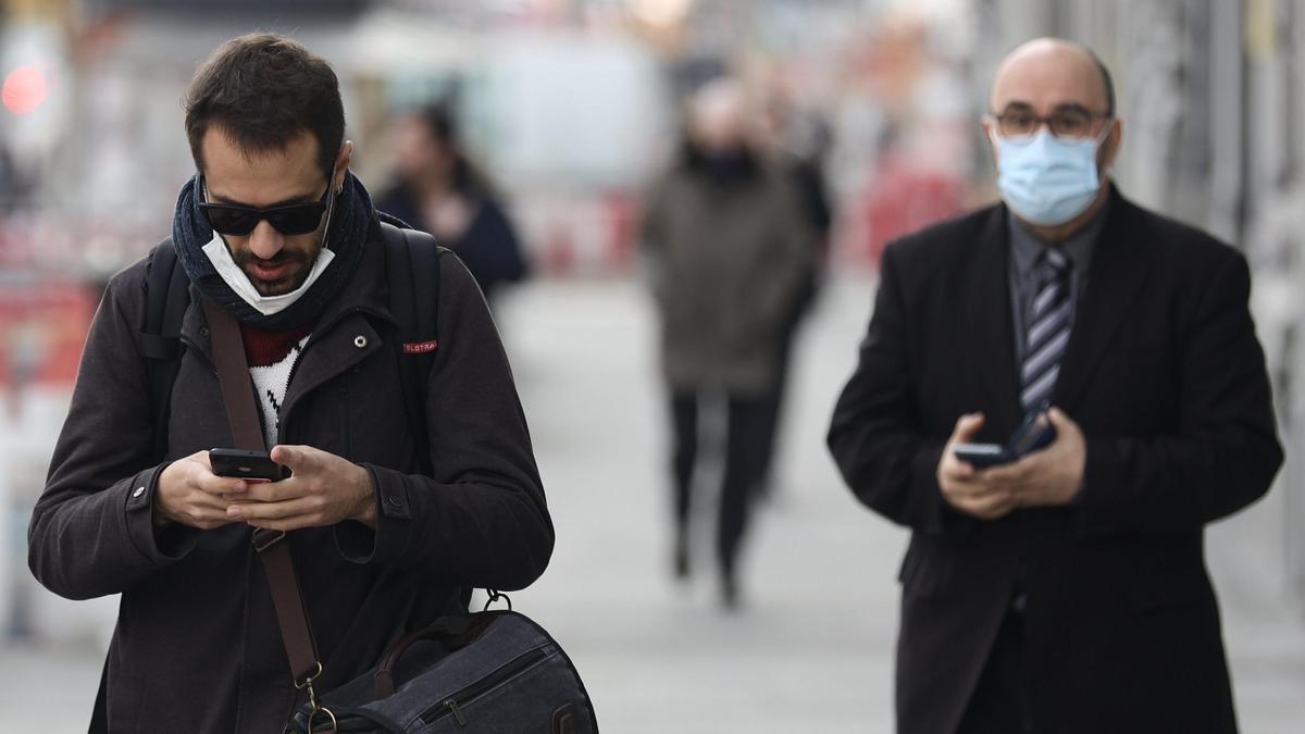 El uso de mascarilla al aire libre, cada vez más cuestionado.