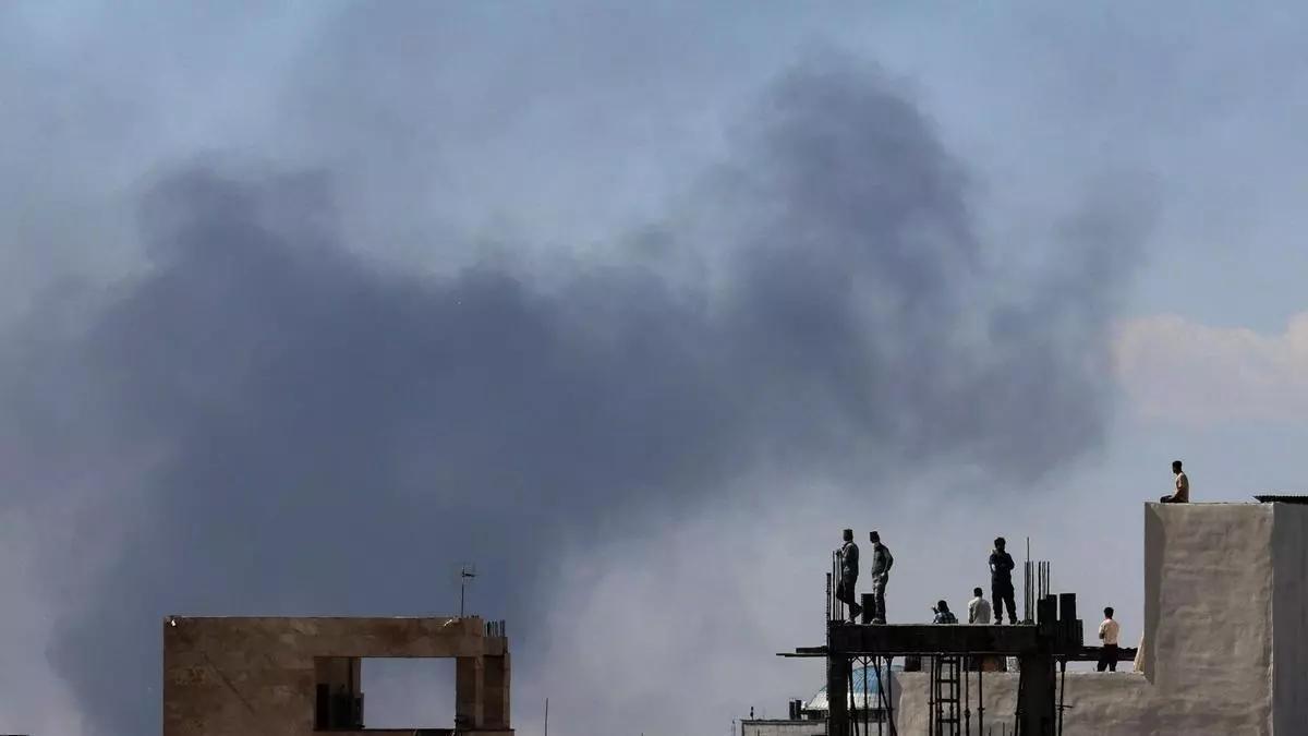 Columnes de fum a Teheran pels nous bombardejos daquest diumenge, 1 de març.