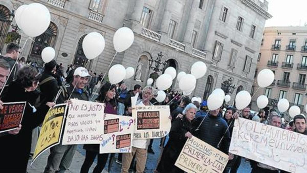 'Flashmob' contra el sinhogarismo, en la plaza de Sant Jaume.