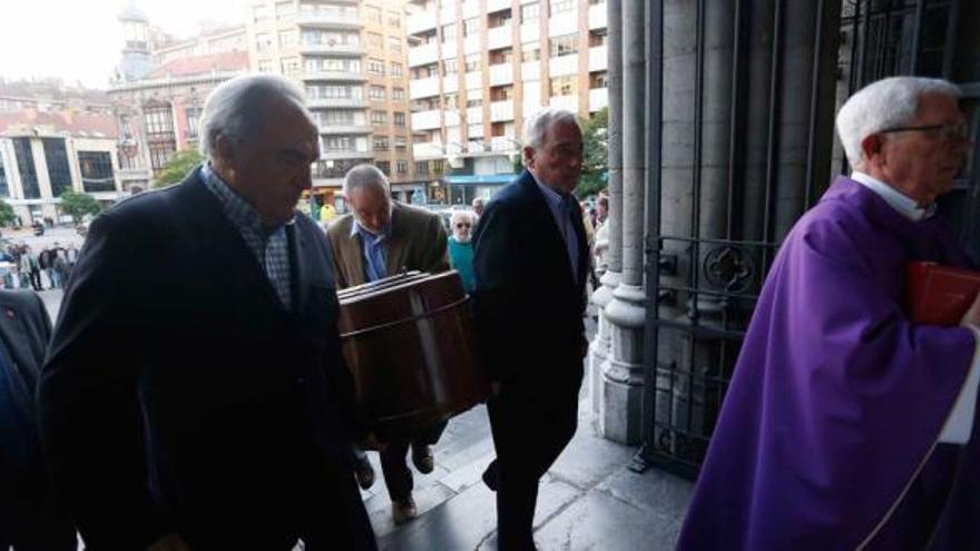 El sacerdote José María Murias, a la derecha, antes del funeral.