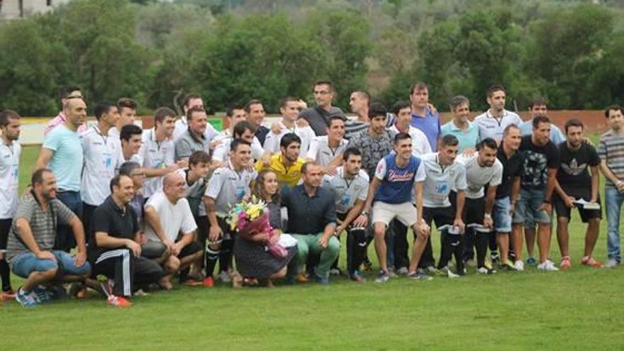 Adrián Masip, en el centro, junto a los jugadores que participaron en el homenaje.