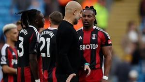 La imagen más loca de Guardiola... ¡corrigiendo a Adama Traoré en el Etihad!