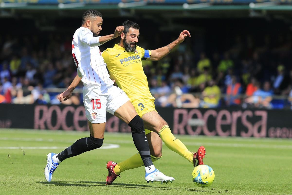 VILLARREAL, 08/05/2022.- El defensa del Villarreal Raúl Albiol, y el delantero marroquí del Sevilla Youssef En-Nesyri, durante el partido de la jkornada 35 en el estadio de La Cerámica.- EFE/Domenech Castelló