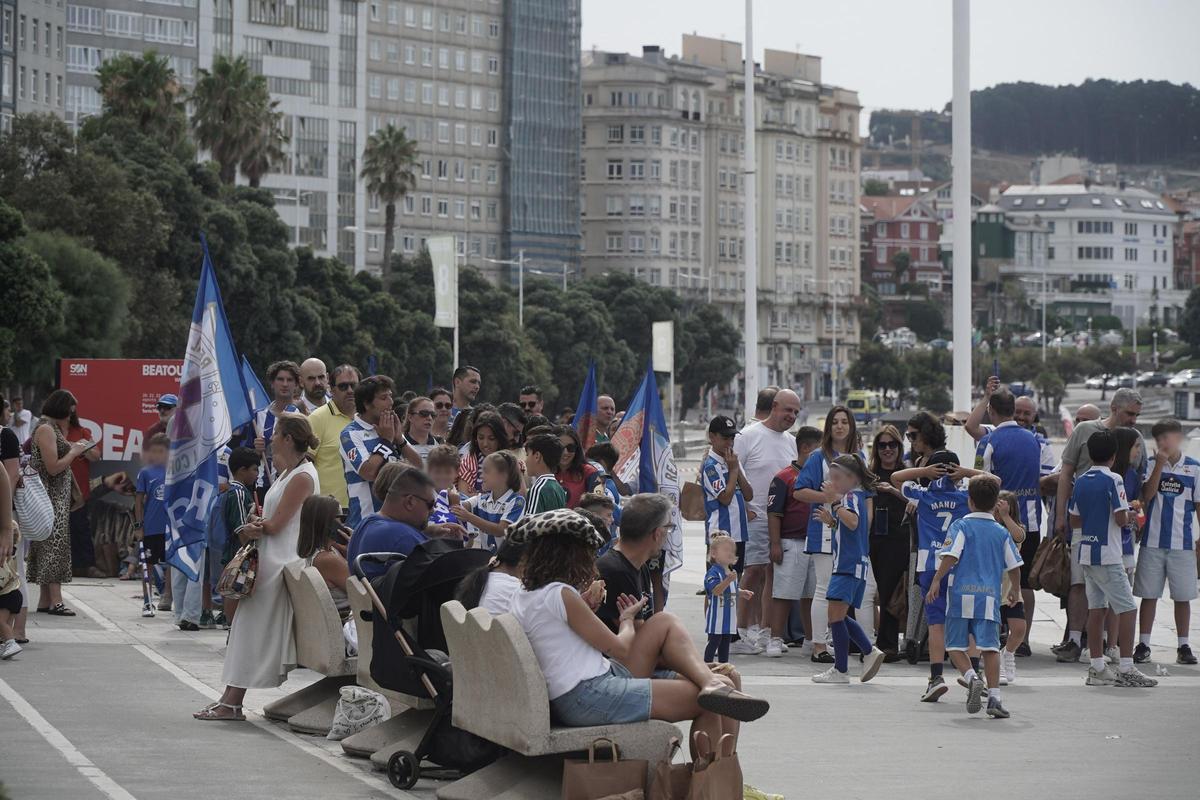 Rodaje del videoclip del himno del Deportivo en el paseo marítimo