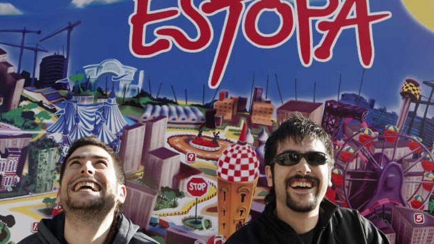 Los hermanos David (d) y José Muñoz hablaron con EFE de su nuevo disco &quot;Allenrok&quot;, con el que Estopa rinde un homenaje a su ciudad natal, Cornellá, y regresan tras vender 3 millones de álbumes de sus anteriores trabajos.