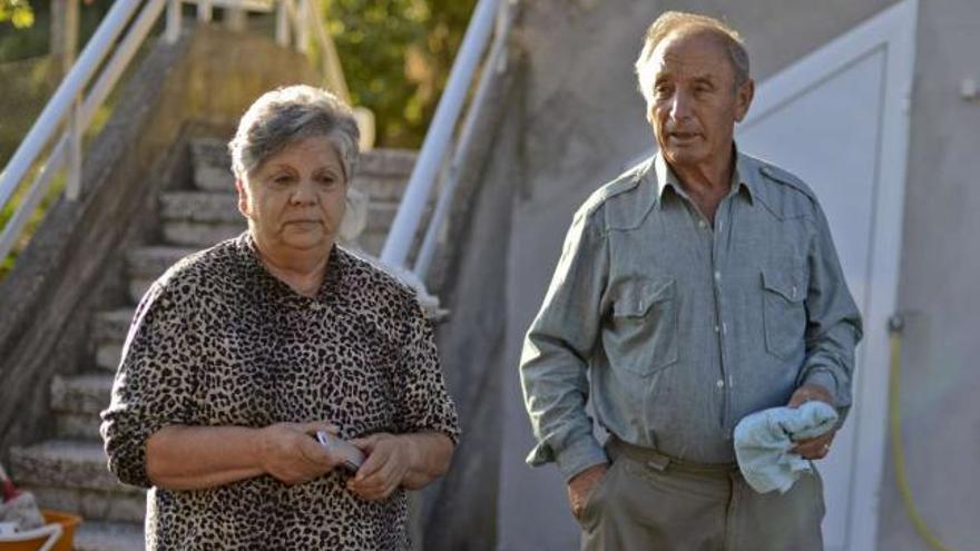 Abelardo y Josefa, ayer en su casa de Cudeiro, en Ourense, donde esperan la repatriación del cadáver de su hijo.  // Brais Lorenzo