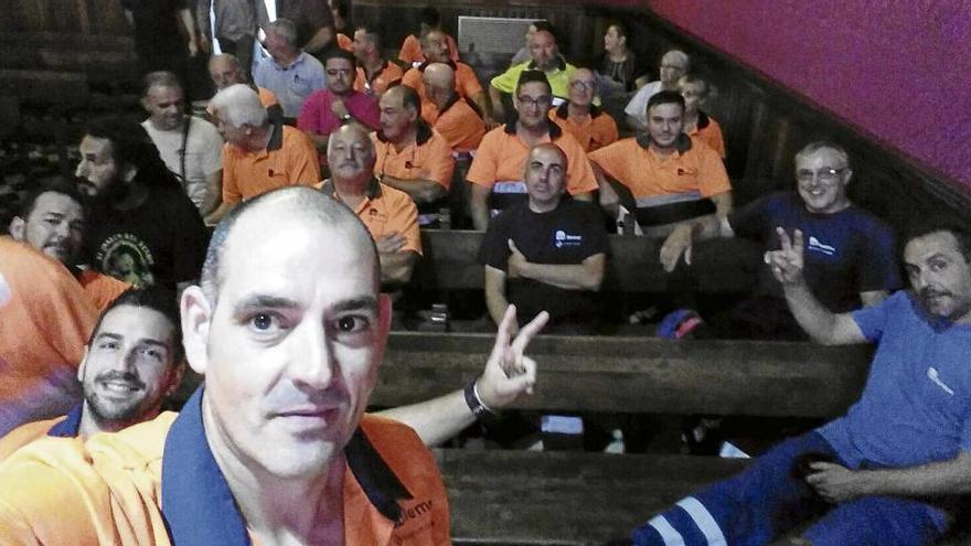 Trabajadores de Llemsa, durante el pleno de liquidación de la empresa el pasado julio.