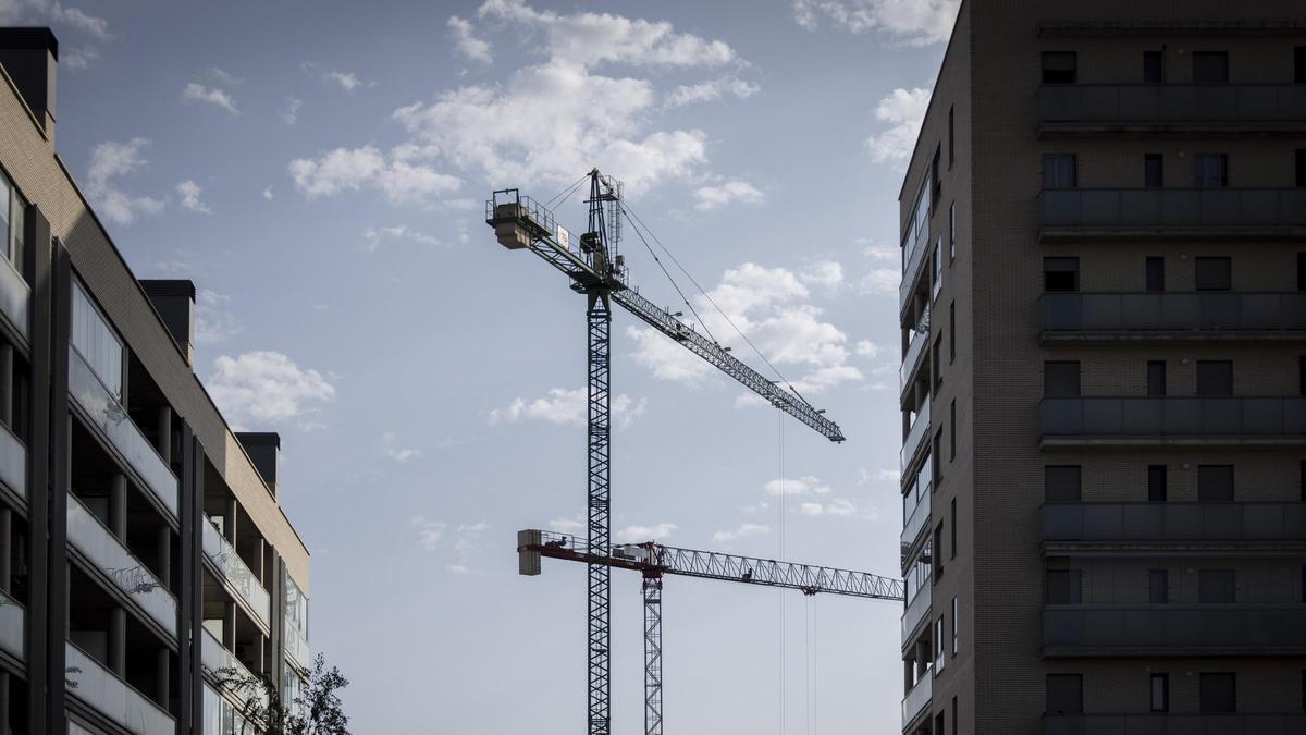 Grúas junto a varios bloques de vivienda de reciente construcción en Zaragoza.