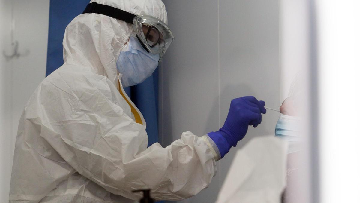 Sanitarios de la Junta de Andalucía realizan test de antígenos