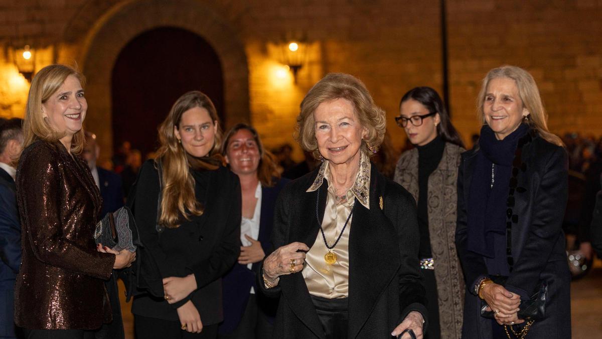 Doña Sofía y las infantas Elena y Cristina, acompañadas de Victoria Federica e Irene Urdangarin, en el Concierto de Semana Santa que se celebra en la Catedral de Mallorca