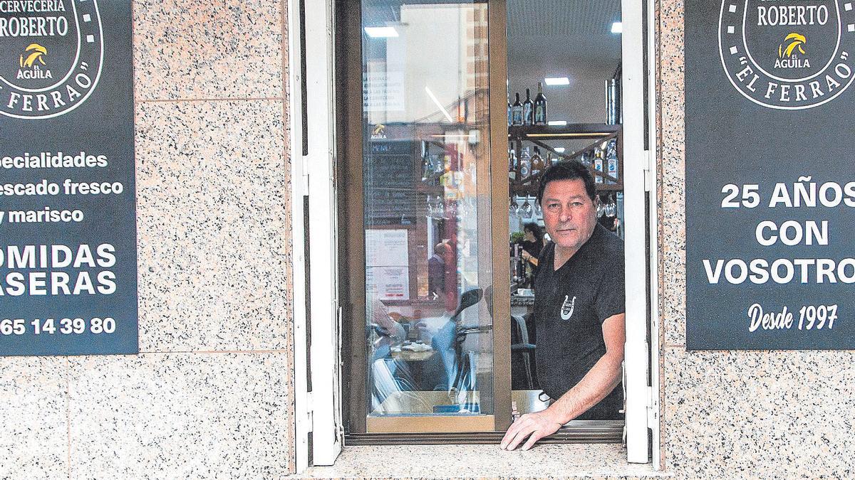 Roberto Castelló posa en la ventana de su cervecería, situada en la calle Juan de Herrera, en Alicante.