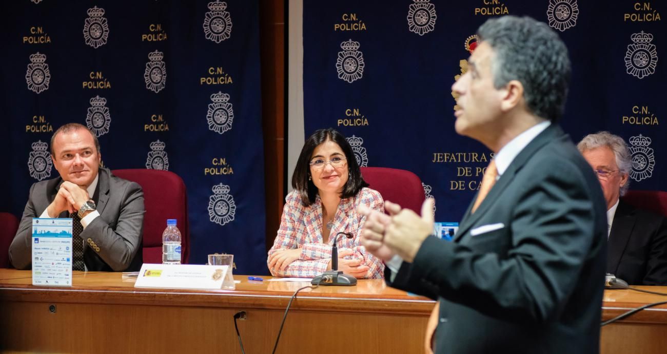 La ministra de Sanidad Carolina Darias preside el acto de entrega de desfibriladores a la Policía Nacional en Canarias