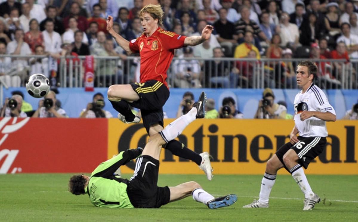 Spain’s Fernando Torres, rear, scores the opening goal past German goalie Jens Lehamnn during the Euro 2008 final between Germany and Spain in the Ernst-Happel stadium in Vienna, Austria, Sunday, June 29, 2008, the last day of the European Soccer Championships in Austria and Switzerland. (AP Photo/Martin Meissner)