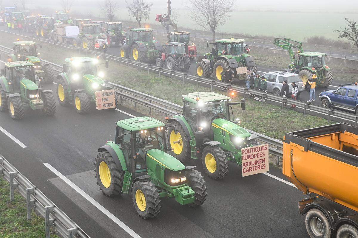 Agricultores con tractores cortan el paso en la autovía NII a su paso por Fondarella, en el Pla dUrgell (Lleida).
