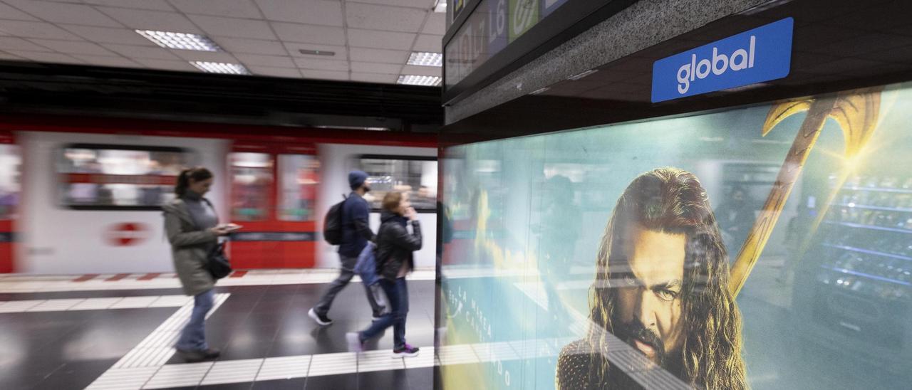 Logotipo del nuevo operador de la publicidad en el metro de Barcelona, Global, en uno de los soportes de la red