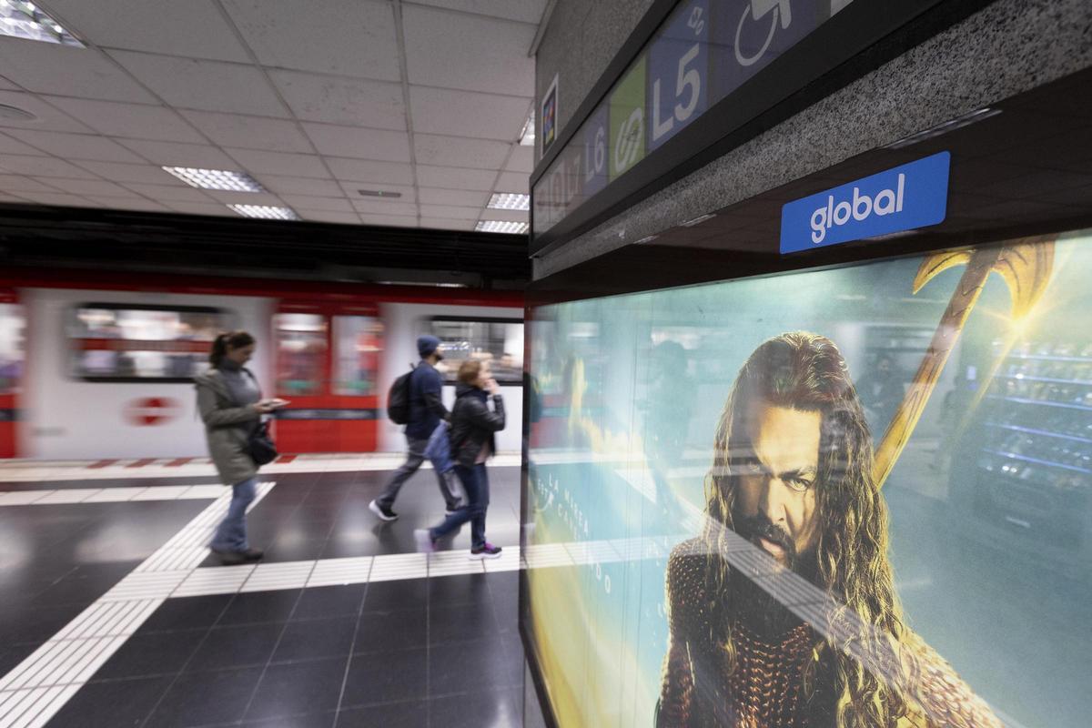 Logotipo del nuevo operador de la publicidad en el metro de Barcelona, Global, en uno de los soportes de la red