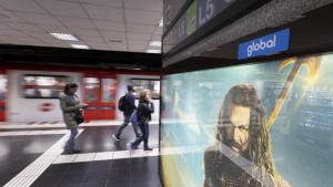 Logotipo del nuevo operador de la publicidad en el metro de Barcelona, Global, en uno de los soportes de la red