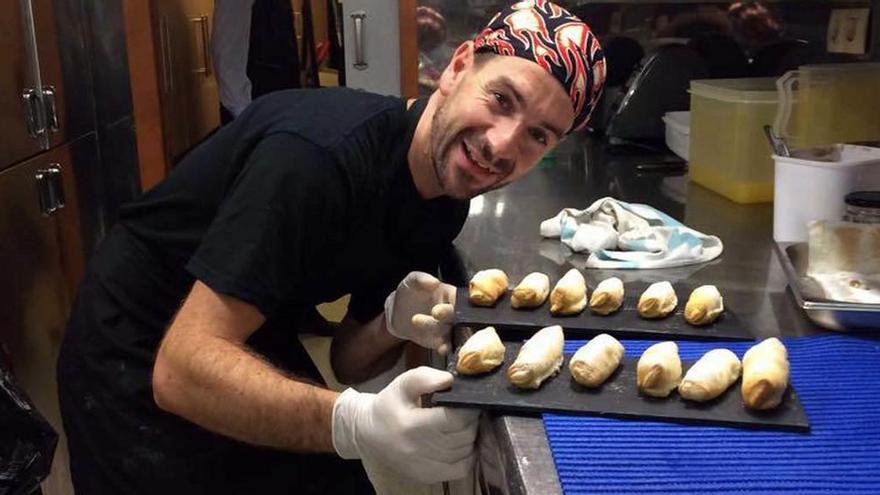 Marcos Cienfuegos, con unas casadiellas, en la cocina de los trenes turísticos de Renfe.