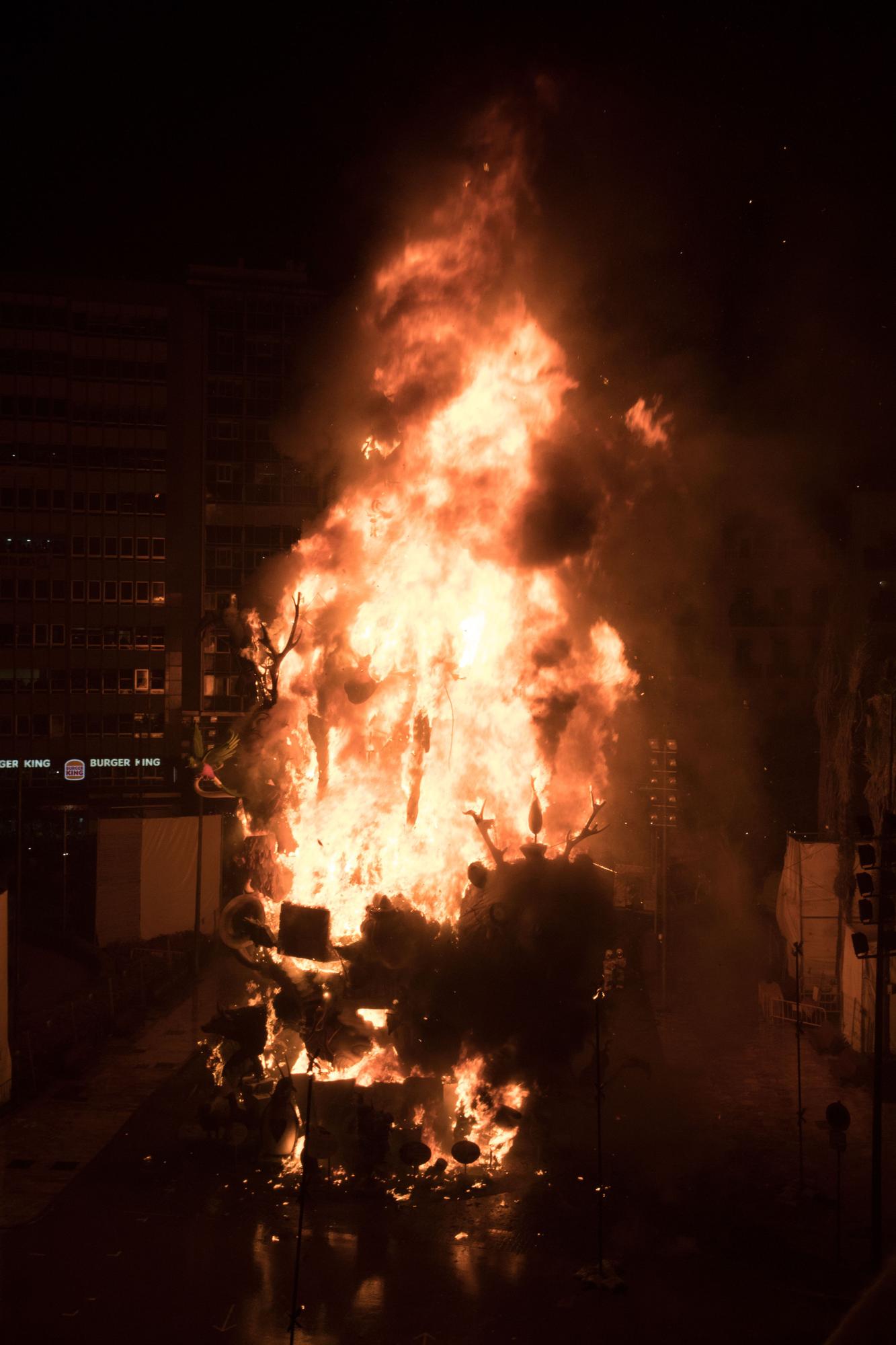 La falla municipal de València, devorada por las llamas