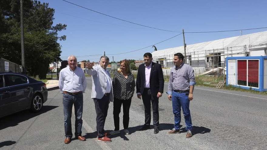 Manuel Cuíña visitó junto a Carmela Silva y Uxío Benítez las obras de la residencia. // Bernabé