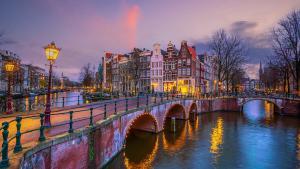 Amsterdam impedeix que els creuers atraquin al seu centre per la contaminació