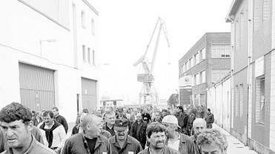 Los trabajadores de Factorías Juliana abandonan el astillero, al fondo, en el inicio de una protesta durante el pasado 23 de mayo.