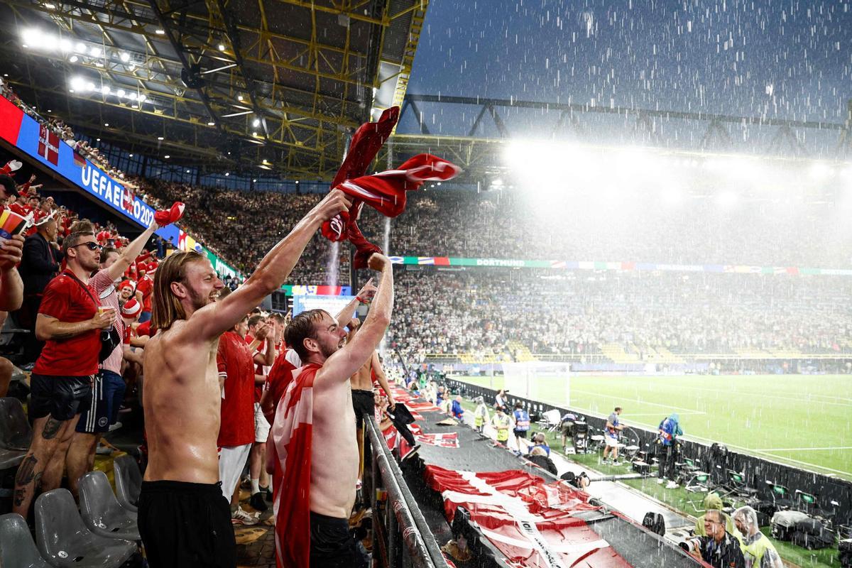 Una fuerte lluvia cae sobre el estadio BVB en Dortmund durante el partido de octavos de final de la Eurocopa 2024 entre Alemania y Dinamarca. El partido ha sido suspendido durante un rato