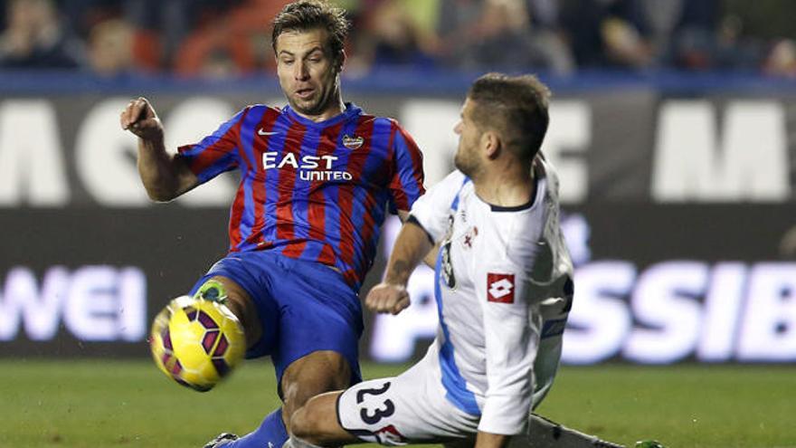 Levante y Depor pelean por el balón.