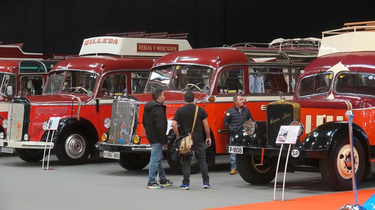 Exposición de autobuses fabricados entre 1908 y 1991, en la feria ExpoBus Iberia de Silleda.