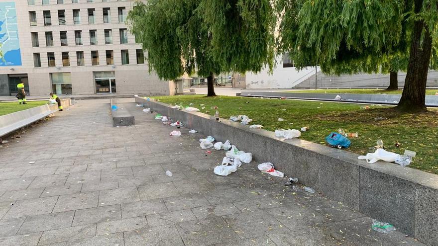 La basura y los cristales rotos copan la Praza da Estrela en otro fin de semana de botellón