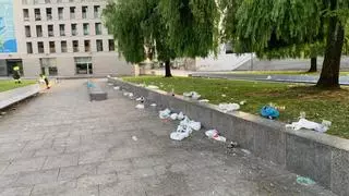 El botellón vuelve al entorno portuario llenando la Praza da Estrela de plásticos y cristales