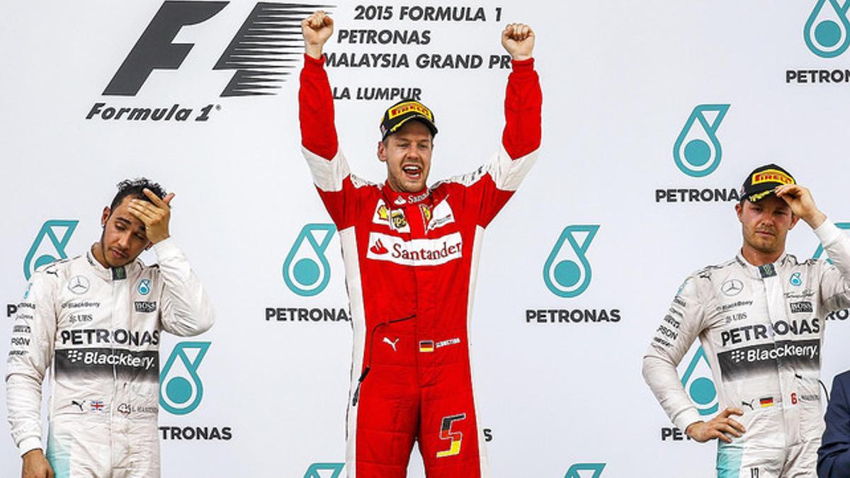 Vettel celebra su victoria en el GP de Malasia, por delante de Hamilton y Rosberg, en el podio de Kuala Lumpur.