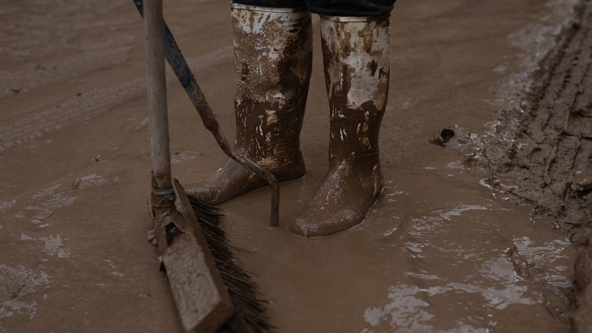 Voluntarios limpian los estragos ocasionados por la DANA