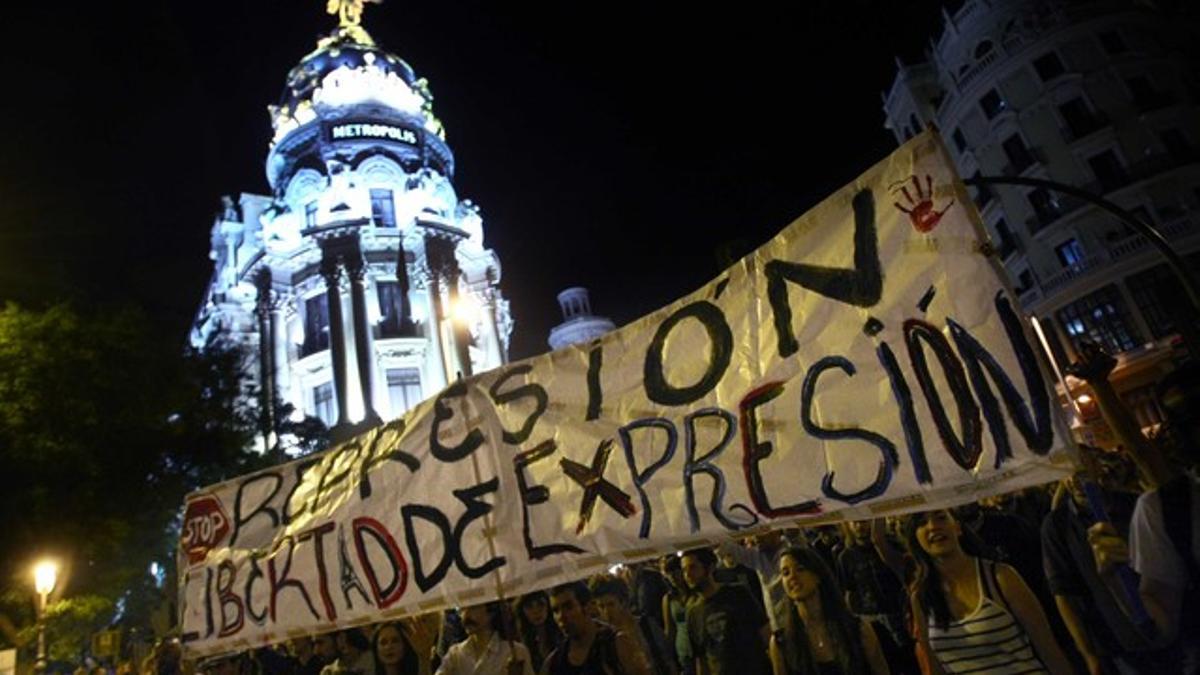 Los indignados de Puerta de Sol se han manifestado esta madrugada por las calles del centro de Madrid.
