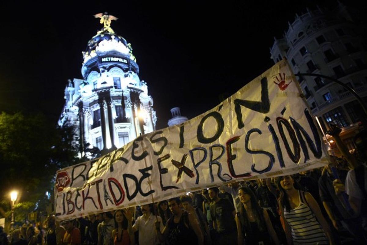 Los indignados de Puerta de Sol se han manifestado esta madrugada por las calles del centro de Madrid.