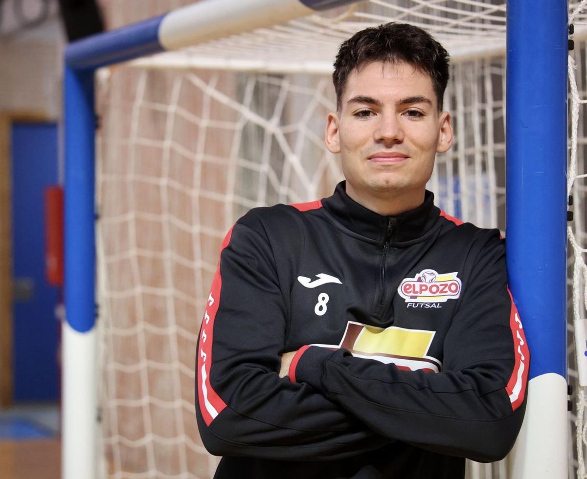 Ricardo Mayor posa para este diario durante la entrevista. | JUAN CARLOS CAVAL