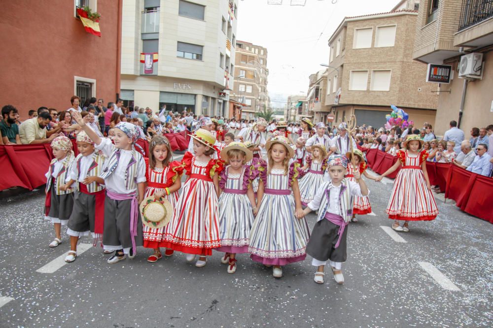Más de 2.000 festeros participan en una vistosa Entrada de Moros y Cristianos que consigue llenar de público todas las calles de la capital de la Foia