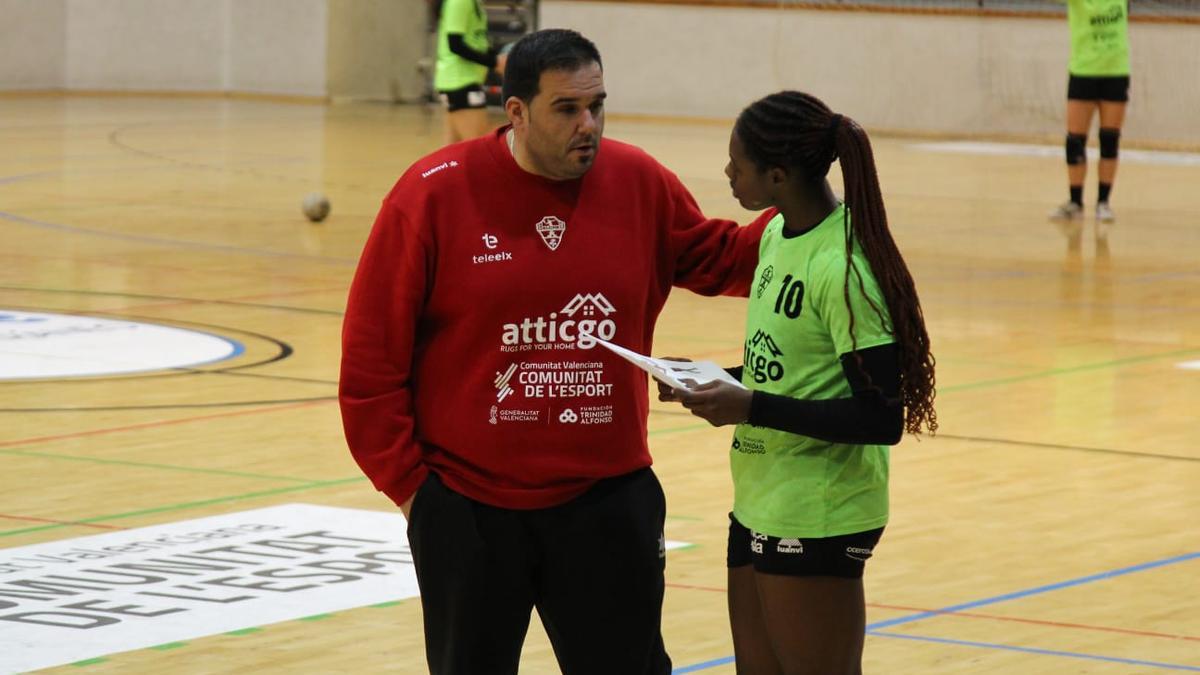 El entrenador del Atticgo Elche durante un entrenamiento reciente