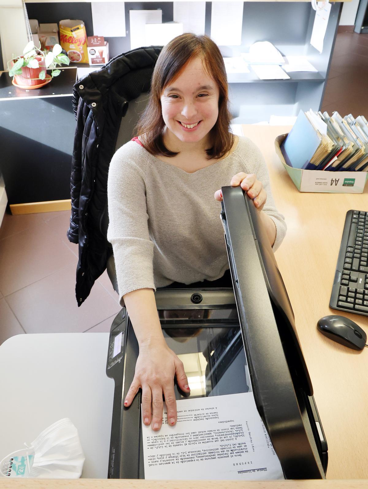 Noela Avendaño, en su puesto de trabajo.