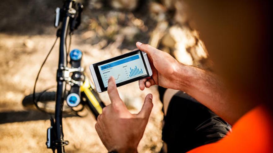 Un ciclista utiliza una aplicación electrónica.