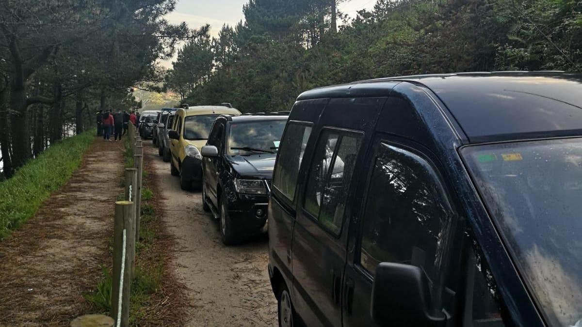 Caravana de percebeiros,  bateeiros de A Illa y Guardia Civil atrapada en la pista a los faros de Cabo Home. // Santos Alvarez