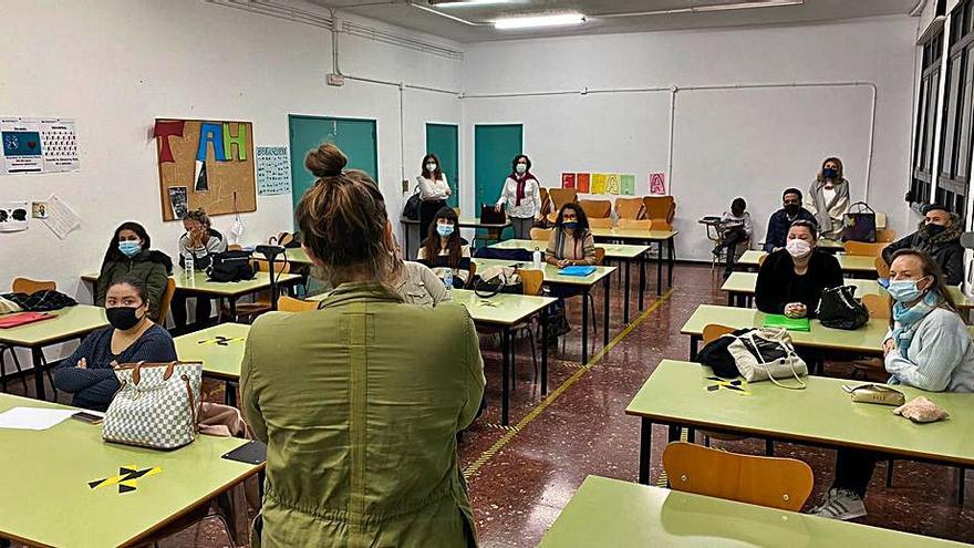 Una de las charlas llevadas a cabo en uno de los institutos de la capital