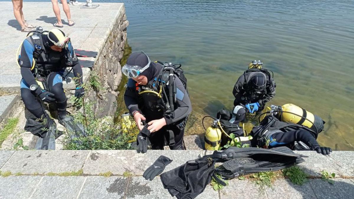 Los voluntarios submarinistas se preparan para sumergirse. | Cedida