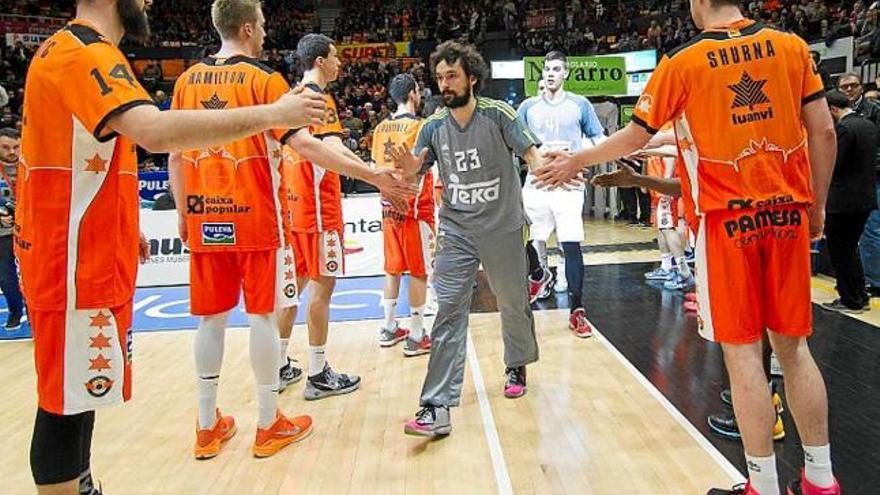 Llull passa pel passadís que li fan els jugadors del València abans del matx