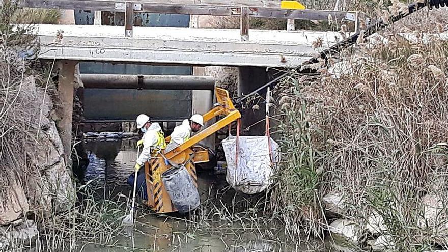Operarios retiran basuras y cañas acumuladas en el río. | INFORMACIÓN