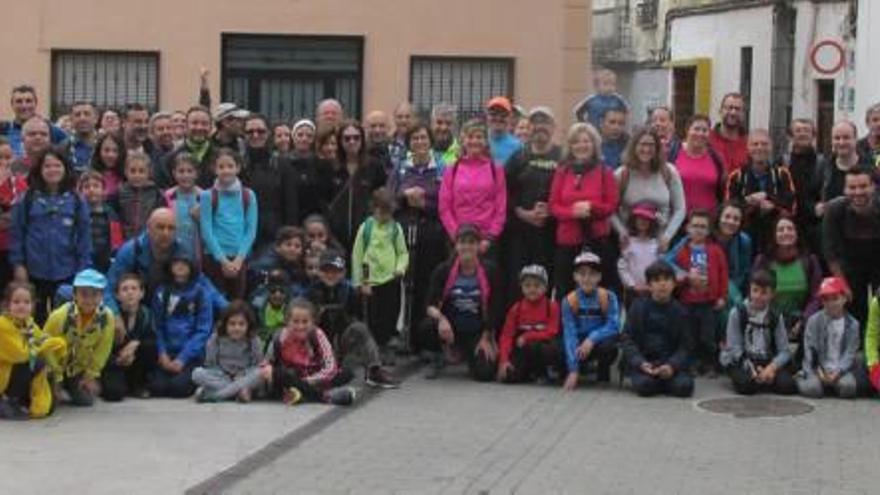 Tavernes de la Valldigna Tradicional Pujada a la Muntanya de les Creus con motivo del 1 de mayo